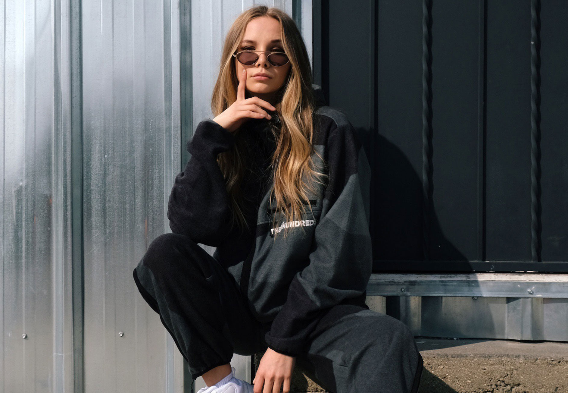 Woman wearing streetwear Giovane ragazza che indossa abbigliamento femminile british.